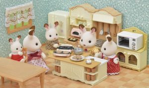 Sylvanian-Families-Szafka-z-kuchenka-mikrofalowa-Informacje-dot-bezpieczenstwa-i-zgodnosci-produktu-Do-uzytku-pod-bezposrednim-nadzorem-osoby-doroslej-Zawiera-zabawke-Zalecany-nadzor-osoby-doroslej