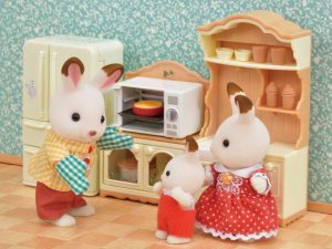 Sylvanian-Families-Szafka-z-kuchenka-mikrofalowa-Wiek-dziecka-3-lata