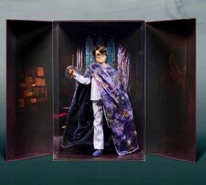 HARRY-POTTER-LALKA-KOLEKCJONERSKA-EXCLUSIVE-DESING-DLA-FANOW-HND81-Informacje-dot-bezpieczenstwa-i-zgodnosci-produktu-Nie-nadaje-sie-dla-dzieci-w-wieku-ponizej-36-miesiecy
