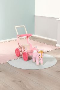 Wozek-karoca-dla-lalki-Baby-Annabell-kareta-z-koniem-Pony-kucyk-konik-Informacje-dot-bezpieczenstwa-i-zgodnosci-produktu-Nie-nadaje-sie-dla-dzieci-w-wieku-ponizej-36-miesiecy